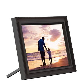 Pix-Star LUX 10 displaying family photos